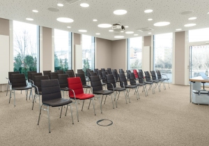 Stuhlreihen mit Vortragssituation im Seminarraum Rivus